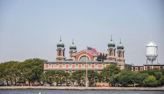 Ändrades ditt efternamn verkligen på Ellis Island?